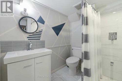 9 Santa Barbara Lane, Hamilton, ON - Indoor Photo Showing Bathroom