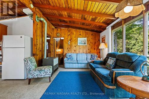 11111 Fletcher Avenue, Wainfleet, ON - Indoor Photo Showing Living Room