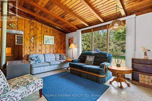 11111 Fletcher Avenue, Wainfleet, ON - Indoor Photo Showing Living Room