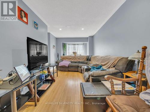 1902 Marconi Boulevard, London, ON - Indoor Photo Showing Living Room