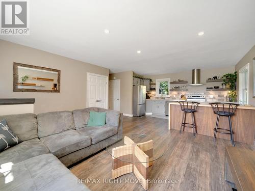 5 Esther Anne Drive, Orillia, ON - Indoor Photo Showing Living Room