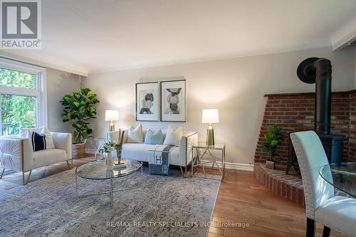 2165 Meadowbrook Road, Burlington, ON - Indoor Photo Showing Living Room