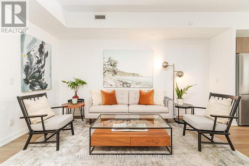 202 - 1100 Kingston Road, Toronto (Birchcliffe-Cliffside), ON - Indoor Photo Showing Living Room