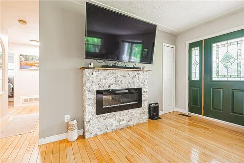 107 Woodhill Road, Hamilton, ON - Indoor Photo Showing Living Room With Fireplace