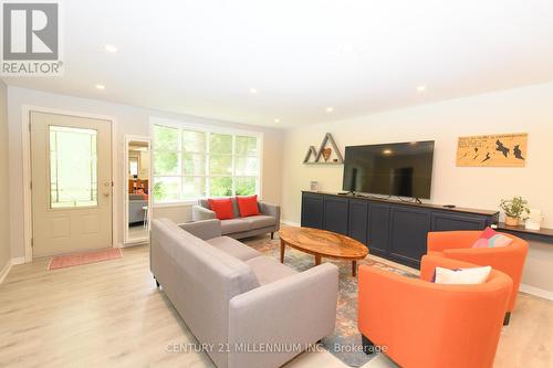 36 Broad Street, Penetanguishene, ON - Indoor Photo Showing Living Room