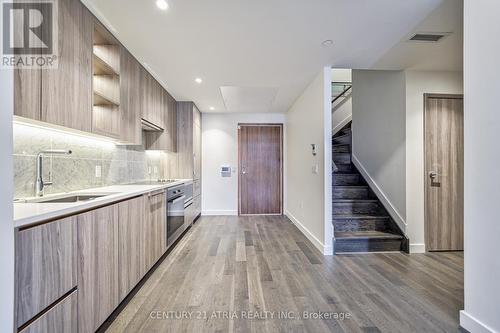 109 - 95 Mcmahon Drive, Toronto, ON - Indoor Photo Showing Kitchen