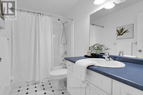 1672 Ennismore Crescent, London, ON - Indoor Photo Showing Bathroom