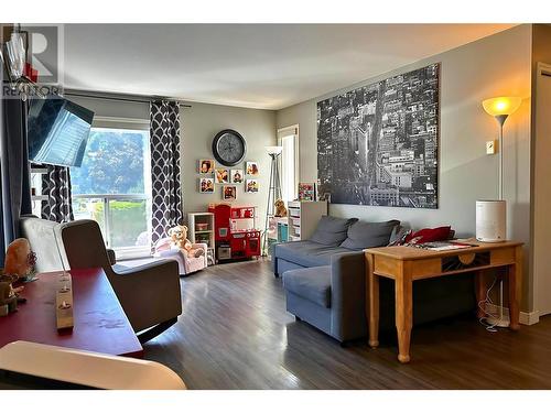 240 Hollywood Road Unit# 202, Kelowna, BC - Indoor Photo Showing Living Room