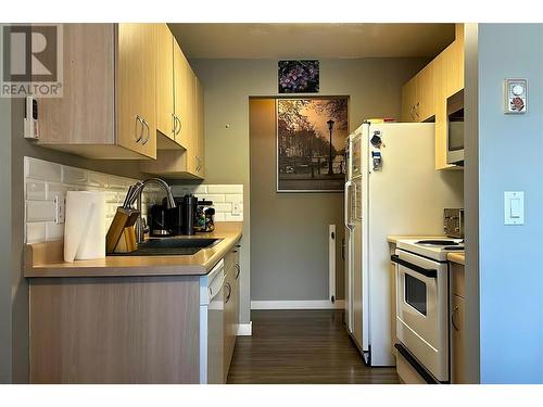240 Hollywood Road Unit# 202, Kelowna, BC - Indoor Photo Showing Kitchen