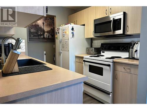 240 Hollywood Road Unit# 202, Kelowna, BC - Indoor Photo Showing Kitchen