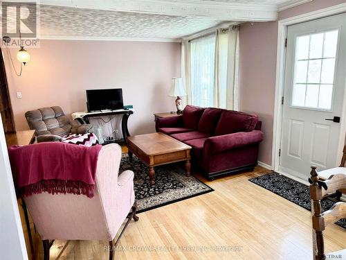 42 King Street, Kapuskasing, ON - Indoor Photo Showing Living Room