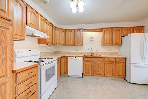 25-2200 Gordon Drive, Kelowna, BC - Indoor Photo Showing Kitchen With Double Sink