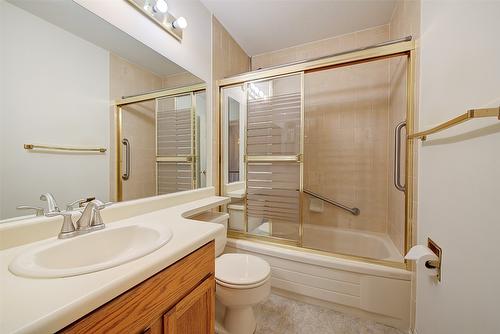 25-2200 Gordon Drive, Kelowna, BC - Indoor Photo Showing Bathroom