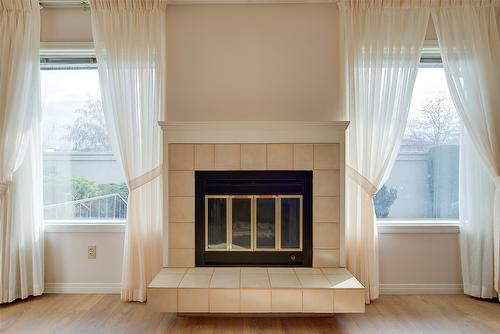 25-2200 Gordon Drive, Kelowna, BC - Indoor With Fireplace