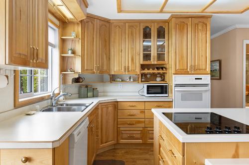 23-1201 Cameron Avenue, Kelowna, BC - Indoor Photo Showing Kitchen With Double Sink