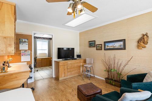 23-1201 Cameron Avenue, Kelowna, BC - Indoor Photo Showing Living Room