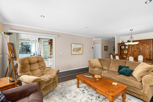 23-1201 Cameron Avenue, Kelowna, BC - Indoor Photo Showing Living Room