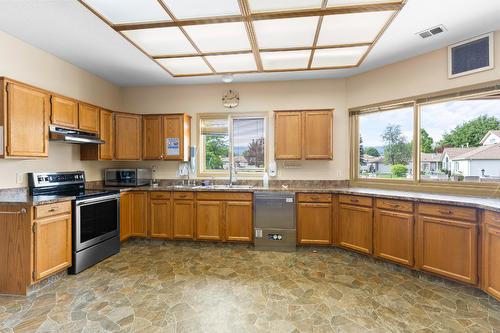 23-1201 Cameron Avenue, Kelowna, BC - Indoor Photo Showing Kitchen With Double Sink