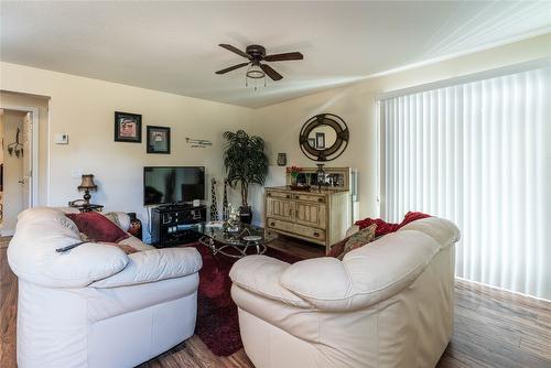 1157 Kneller Court, Kelowna, BC - Indoor Photo Showing Living Room