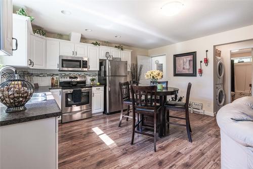 1157 Kneller Court, Kelowna, BC - Indoor Photo Showing Kitchen With Stainless Steel Kitchen