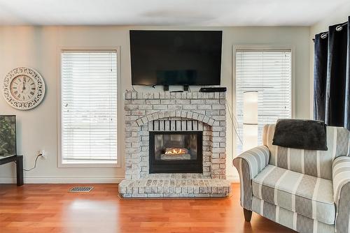 131-133 Wyndham Crescent, Kelowna, BC - Indoor Photo Showing Living Room With Fireplace