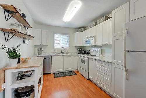 131-133 Wyndham Crescent, Kelowna, BC - Indoor Photo Showing Kitchen