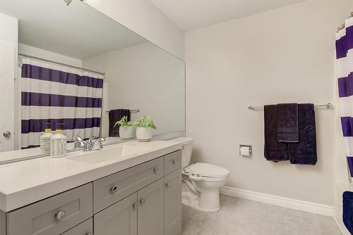 131-133 Wyndham Crescent, Kelowna, BC - Indoor Photo Showing Bathroom