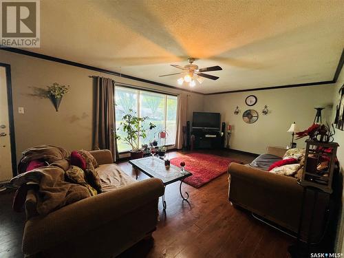 724 4Th Street E, Shaunavon, SK - Indoor Photo Showing Living Room