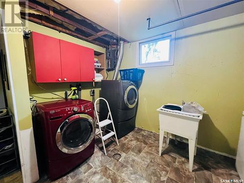 724 4Th Street E, Shaunavon, SK - Indoor Photo Showing Laundry Room