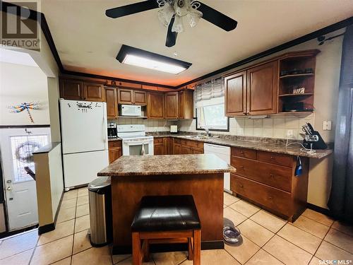 724 4Th Street E, Shaunavon, SK - Indoor Photo Showing Kitchen