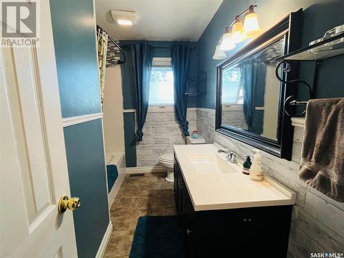 724 4Th Street E, Shaunavon, SK - Indoor Photo Showing Bathroom