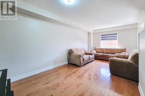 112 Meadow Wood Crescent, Hamilton, ON - Indoor Photo Showing Living Room