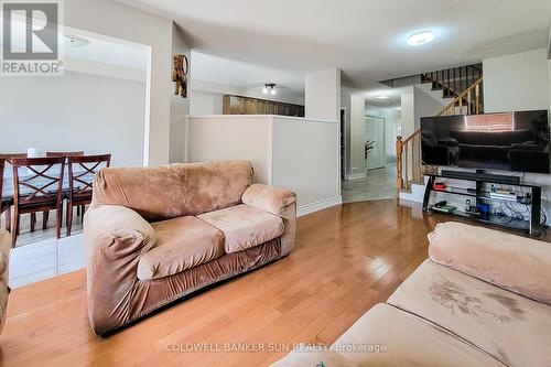 112 Meadow Wood Crescent, Hamilton, ON - Indoor Photo Showing Living Room
