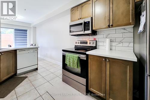 112 Meadow Wood Crescent, Hamilton, ON - Indoor Photo Showing Kitchen
