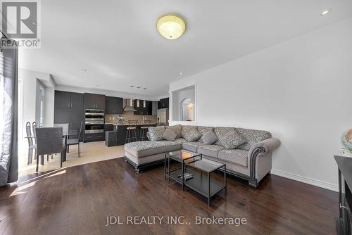 18 Kellington Trail, Whitchurch-Stouffville, ON - Indoor Photo Showing Living Room