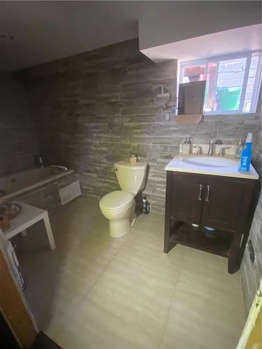 114 Melvin Avenue, Hamilton, ON - Indoor Photo Showing Bathroom