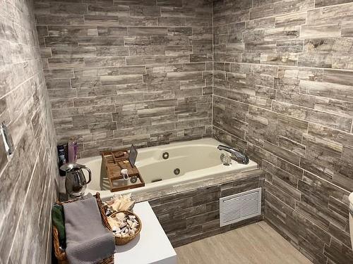 114 Melvin Avenue, Hamilton, ON - Indoor Photo Showing Bathroom