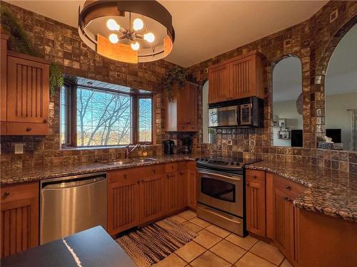 3211 Mcdonald Avenue, Brandon, MB - Indoor Photo Showing Kitchen