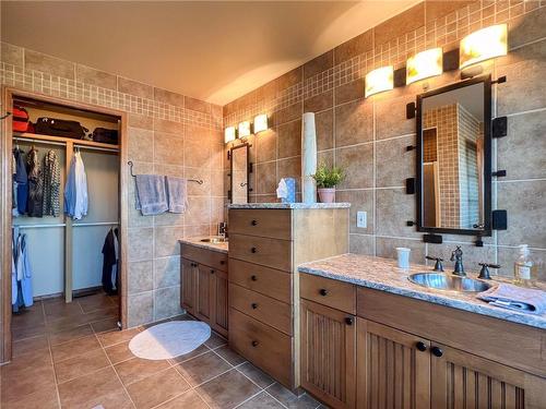 3211 Mcdonald Avenue, Brandon, MB - Indoor Photo Showing Bathroom