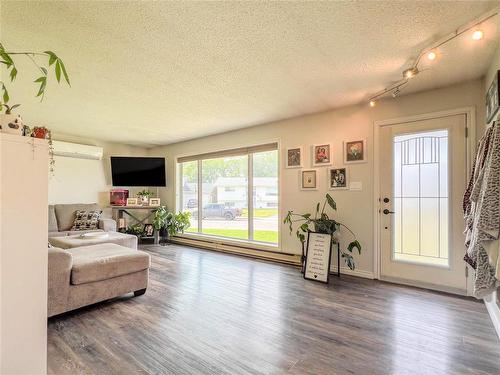 330 Scarth Drive, Virden, MB - Indoor Photo Showing Living Room