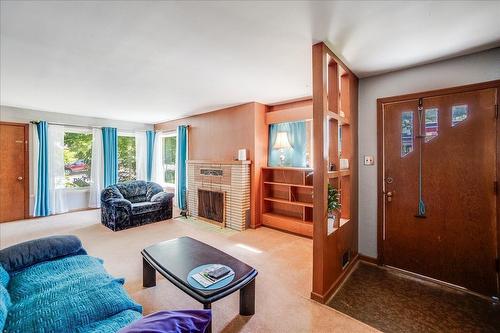 521 Nelson Avenue, Nelson, BC - Indoor Photo Showing Living Room With Fireplace