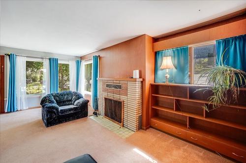 521 Nelson Avenue, Nelson, BC - Indoor Photo Showing Living Room With Fireplace