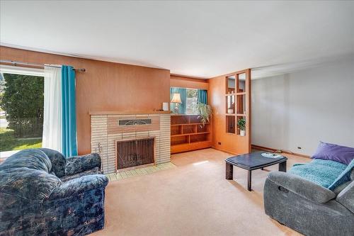 521 Nelson Avenue, Nelson, BC - Indoor Photo Showing Living Room With Fireplace