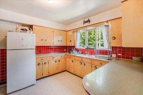 521 Nelson Avenue, Nelson, BC - Indoor Photo Showing Kitchen