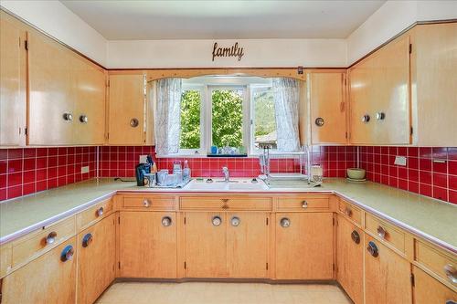 521 Nelson Avenue, Nelson, BC - Indoor Photo Showing Kitchen