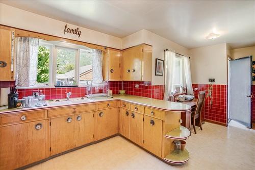 521 Nelson Avenue, Nelson, BC - Indoor Photo Showing Kitchen