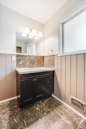 521 Nelson Avenue, Nelson, BC - Indoor Photo Showing Bathroom