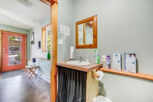 521 Nelson Avenue, Nelson, BC - Indoor Photo Showing Bathroom