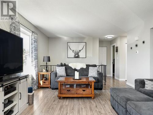 6992 Longacre Drive, Vernon, BC - Indoor Photo Showing Living Room