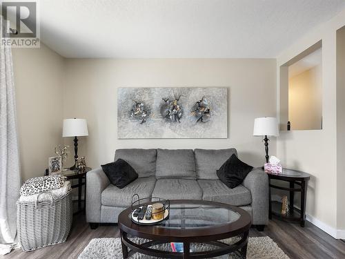 6992 Longacre Drive, Vernon, BC - Indoor Photo Showing Living Room